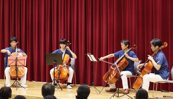 コンサートでのチェロの演奏
